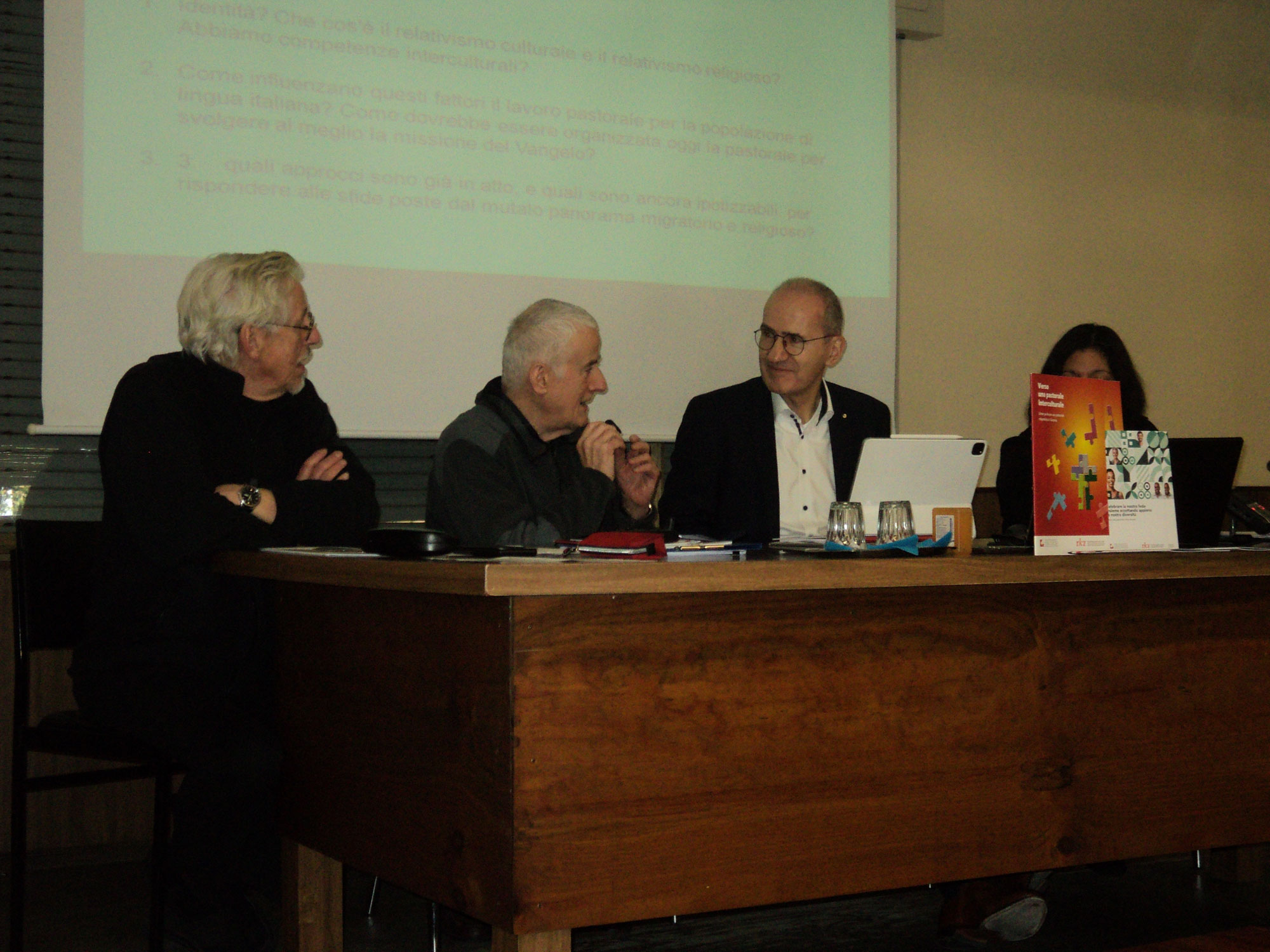 Da sinistra: Erich Guntli, parroco di Buchs; P. Bustaffa, Urs Brosi, Isabel Vasquez