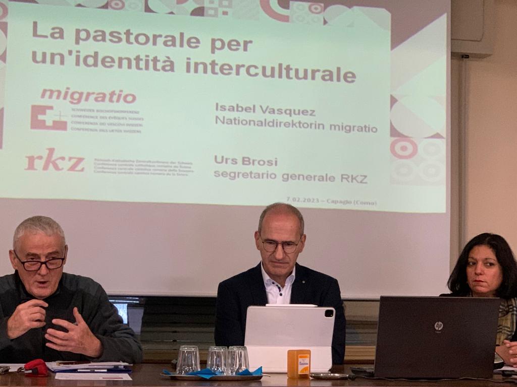 Da sinistra: il moderatore Paolo Bustaffa; i relatori Urs Brosi, segretario generale della RKZ; Isabel Vasquez, direttrice di Migratio